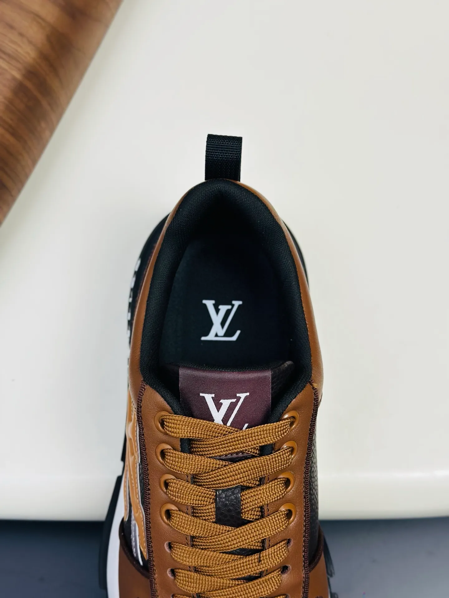[L Family] Top P: 840💰 Size: 39-44 (38.45 can be customized) Lujia new color matching men's 🧍‍♂️trainer sneakers, this LV Trainer sneaker is made of soft grained calfskin, showing pure colors, the brand was born in 1854, the designer's handwritten brand logo is embellished on one side, virgil Designed by abloh himself, it is a very commemorative sneaker, the new LV Louis Vuitton trainer sneaker low casual sports culture versatile basketball shoes